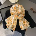 Bufanda floral con estampado de girasoles y borlas en un escritorio elegante - 180cm x 90cm / Floral Naranja