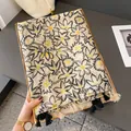 Blauwe sjaal met katoen-linnen gevoel, zwarte franjes en zachte bloemenpatronen - Kwastjes Print Stijl / Off-white met zwart gele bloemen