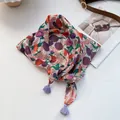 Detailansicht eines Baumwoll-Halstuchs mit Blumenmuster und hellvioletten Quasten-Details - Lila Blume