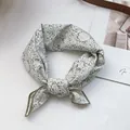 Hellgrünes Baumwoll-Bandana mit weißem Blumenmuster und stilvollem Knotendesign - Blumen Grün