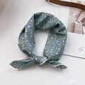 Dettaglio di un foulard in cotone a fiori con motivi blu e bianchi su piano d'appoggio - Base Verde Salvia Stile Floreale Blu Bianco / Verde / 58x58cm