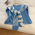 Detail des blau gestreiften Strickschals mit KILLDI Etikett und Handarbeitsstruktur - Himmelblau