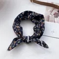 Gros plan d'un foulard en coton bleu marine avec imprimé floral jaune et soyeux - Feuille Bleu Marine