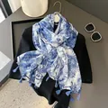 Blau-weißer Schal mit Landschaftsdruck und Quasten auf einem schwarzen Blazer - Blau Weißer Druck / 180*90CM