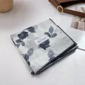 Detalle de bufanda de algodón gris con estampado floral azul y borde de encaje - 70x70cm / Camelia Azul