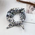 Détail d'un foulard en coton à motif floral de feuilles bleues sur un tissu crème doux - Feuille Bleue