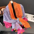 Gedetailleerd beeld van kleurrijke paisley sjaal met zachte franjes op een etalagepop - 180x90cm / Driekleurige Roos Oranje