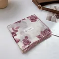 Detalle de bufanda de algodón crema con flores y bordes de encaje elegantes - 70x70cm / Camelia Rojo Vino