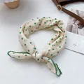 Detail van de katoenen bandana met groene polkadots en delicate kanten rand - 70*70cm / Groen