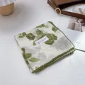 Detalle de pañuelo de algodón con estampado floral y bordes de encaje de ganchillo verde - 70x70cm / Camellia Green