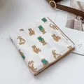 Detalle de un pañuelo de algodón suave con estampado de ositos y bordes marrones - Oso de Dibujos Animados Blanco