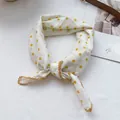 Detail van gele polkadot sjaal met gouden kanten rand op witte stoffen ondergrond - 70*70cm / Geel