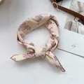 Pañuelo de algodón y lino con estampado de flores púrpuras y detalle de nudo elegante - Rojo
