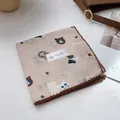 Detalle de un pañuelo cuadrado de algodón beige con motivos de gatos y bordes tejidos - 70x70cm / Gato Caqui