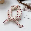 Detail van crème katoenen bandana met rode stippen en bordeauxrode kanten rand - 70*70cm / Rood