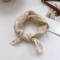 Vintage Seiden-Halstuch im japanischen Stil mit Blumenmuster und geometrischen Motiven - 70cmx70cm / Gebrochenes Weiß