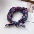 Détail du foulard en coton à petites fleurs bleu marine avec un motif marguerite doux - Marguerite Bleu