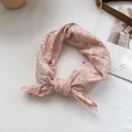 Rosafarbenes Seidentuch mit Blumenmuster und Knotendesign für Haarstyling auf Tisch - 70cmx70cm / Rosa