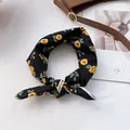 Detalle de un pañuelo de algodón con fondo negro y delicado patrón floral amarillo - Negro con Girasoles Amarillos