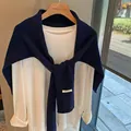 Detalle de textura de 100% lana australiana en chal de punto azul marino sobre camiseta blanca - Chal Plano de Lana / Azul marino