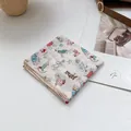 Detailaufnahme des quadratischen Baumwoll-Leinen-Tuchs mit buntem Welpen-Printmuster - Zootiere