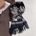 Détail d'une écharpe en laine à carreaux avec franges et étiquette de marque tissée - 180x30cm / Rayures de Couleur Noir