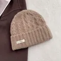 Detailaufnahme von 100 % Wollmütze mit klassischem Grobstrickmuster in warmem Khaki - Khaki