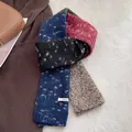 Dettaglio ravvicinato della sciarpa in maglia sfumata con trama in lana ed etichetta - Blu Scuro Rosso Nero Caffè