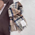 Detail van wollen geruite sjaal met franjes, merklabel en stijlvol papieren hanglabel - Blauw Camel Geruit