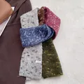 Dettaglio di sciarpa in maglia multicolore con trama e etichetta in tessuto - Grigio Caffè Rosso Verde