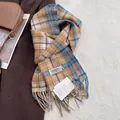 Détail d'une écharpe en laine à carreaux avec franges, étiquette et accessoires d'automne - 180x30cm / Carreaux Écossais Bleu Café