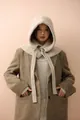 Dettaglio del cappuccio balaclava in maglia a coste beige con bottone e coulisse regolabile - Bianco Sporco