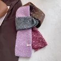 Dettaglio ravvicinato di una sciarpa in maglia spessa multicolore con sfumature - Rosa Caffè Grigio Rosso