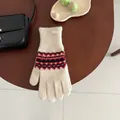 Nahaufnahme der Fair-Isle-Strickhandschuhe mit geometrischem Muster und Rippbündchen - Gebrochenes Weiß