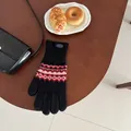 Detail von Fair-Isle-Strickhandschuhen mit Touchscreen-Funktion auf dunklem Holztisch - Schwarz