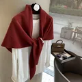 Dunkelroter Dreiecksschal aus 100% Wolle mit Strickmuster für winterliche Wärme - China Rot