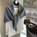 Premium Grauer Wollstrickschal Dreieckstuch für Damen, eleganter Look für den Winter - Grau