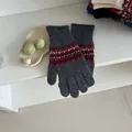Details von dunkelgrauen Fair-Isle-Strickhandschuhen mit Vintage-Geometriemustern - Grau
