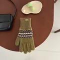 Detailansicht olivgrüner Strickhandschuh mit klassischem Fair-Isle-Geometriemuster - Senfgrün