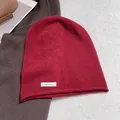 Berretto in lana 100% rosso scuro da donna con consistenza morbida e bordo arrotolato - Rosso Tinta Unita
