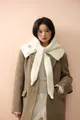 Balaclava in maglia bianca con fibbia abbinata a un classico cappotto di lana marrone - Crema
