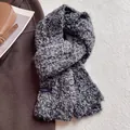 Dettaglio della sciarpa in misto lana mélange con trama bouclé ed etichetta tessuta ourme - Nero