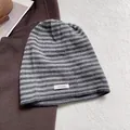 Berretto in maglia a righe grigie e nere in 100% lana con design a tesa arrotolata - Righe Grigio Chiaro