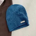 Nahaufnahme der dunkelblauen Strickmütze aus 100% reiner Wolle mit Zopfmuster-Struktur - Blau