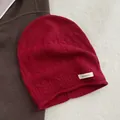 Detailansicht der roten Strickmütze aus 100% Wolle mit hochwertiger Zopfmuster-Textur - Rot