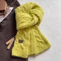 Dettaglio della trama della sciarpa in lana giallo brillante con maglia a trecce - Giallo Neon