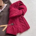 Dettaglio sciarpa di lana rosso vino a maglia grossa con trama a treccia classica - Rosso Natale