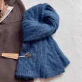 Dettaglio sciarpa in maglia blu scuro con etichetta del marchio e targhetta regalo - Blu