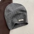Detail einer Beanie aus 100% reiner Wolle mit klassischem Zopfmuster in hellem Grau - Grau