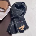 Detalle de bufanda suave a cuadros blancos y negros estilo cachemira con flecos finos - Negro